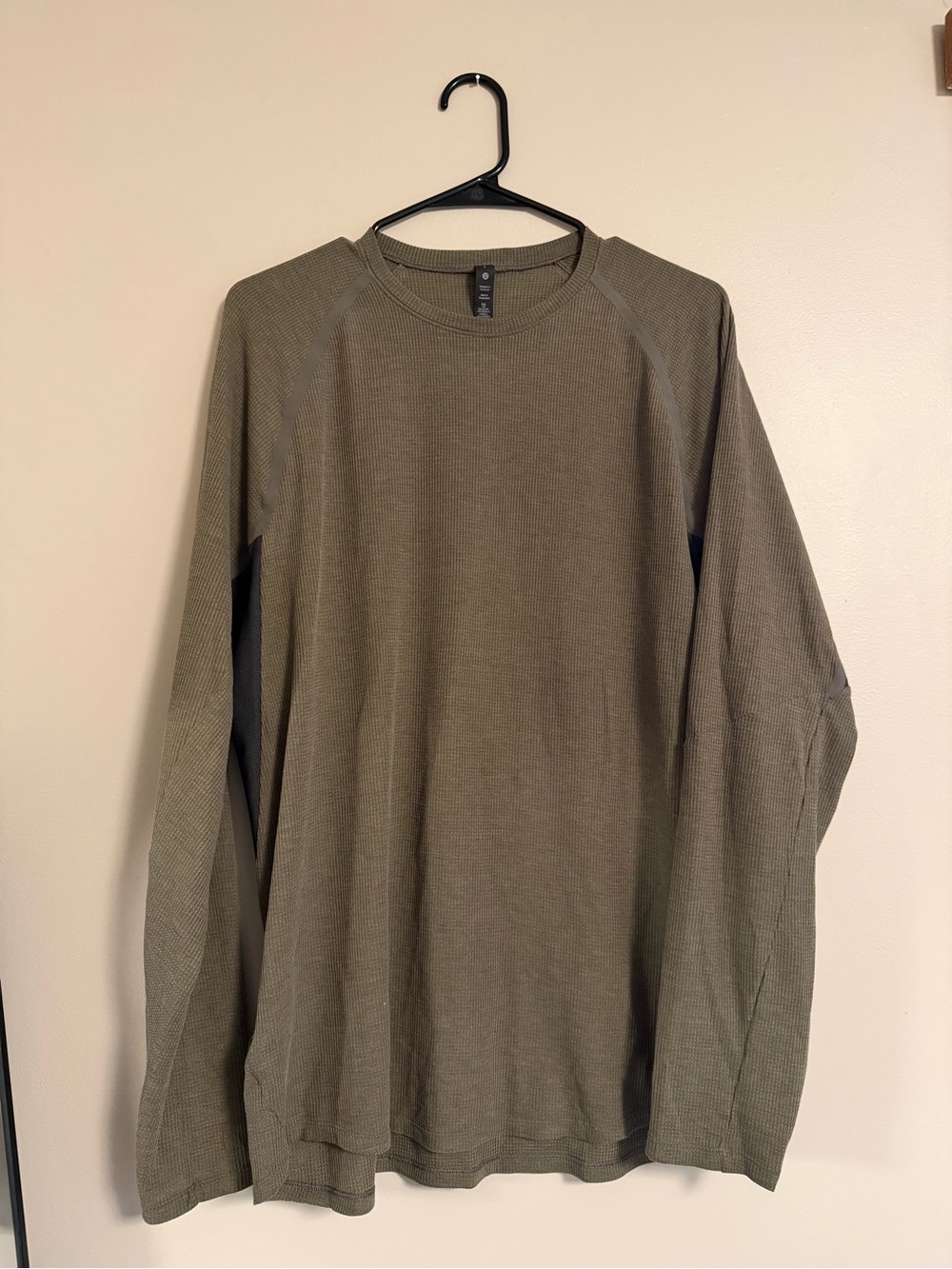 Men’s Lululemon Long Sleeve shirt